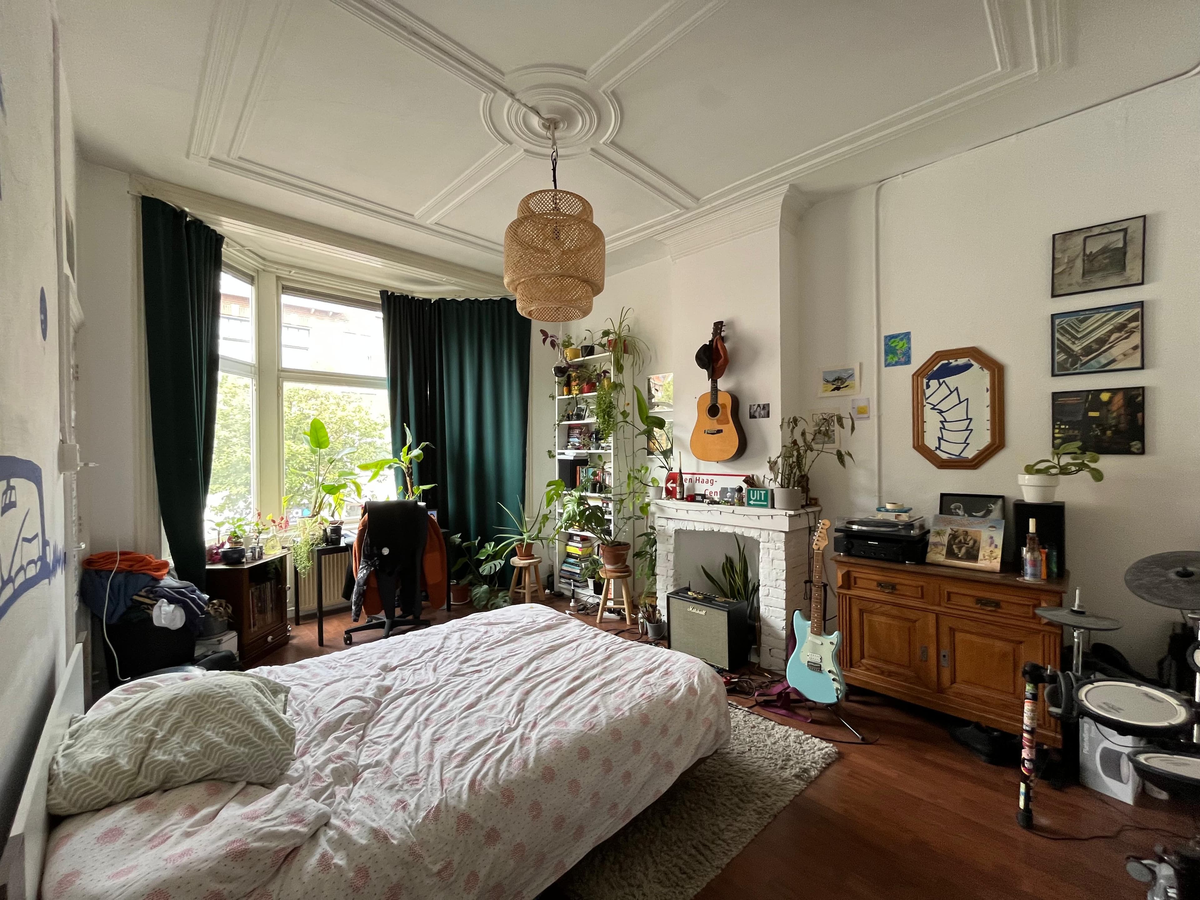 Image accompanying room listing
