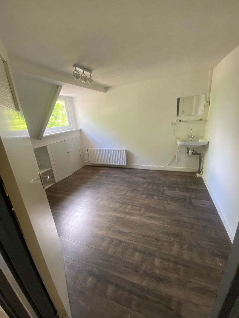 Image accompanying room listing