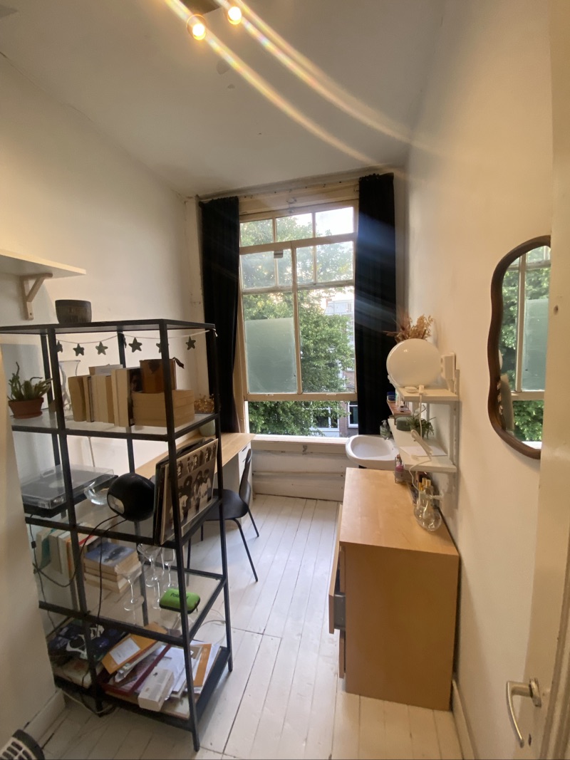 Image accompanying room listing