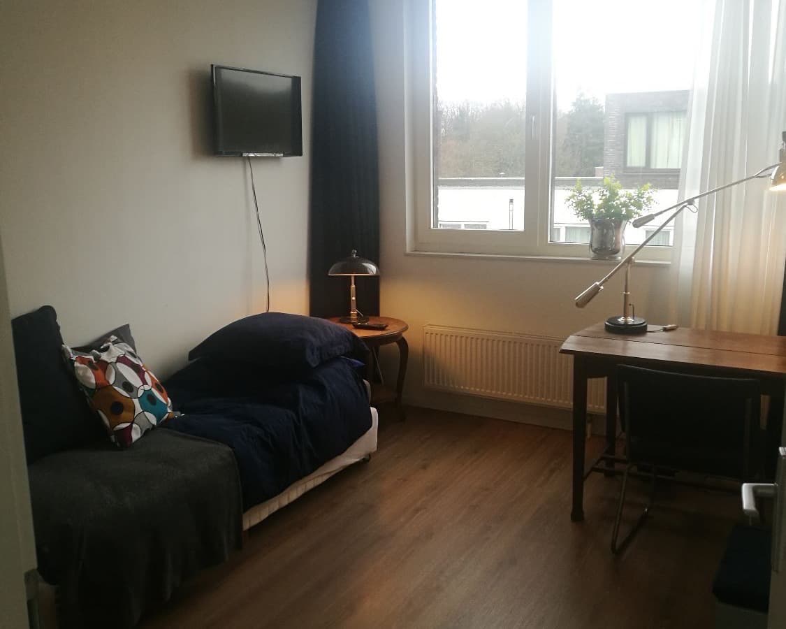 Image accompanying room listing