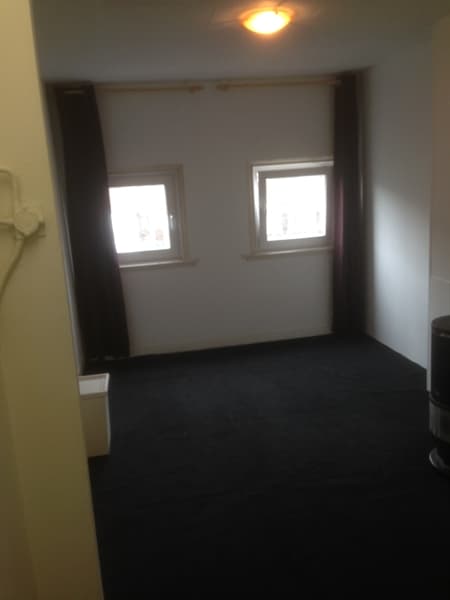Image accompanying room listing