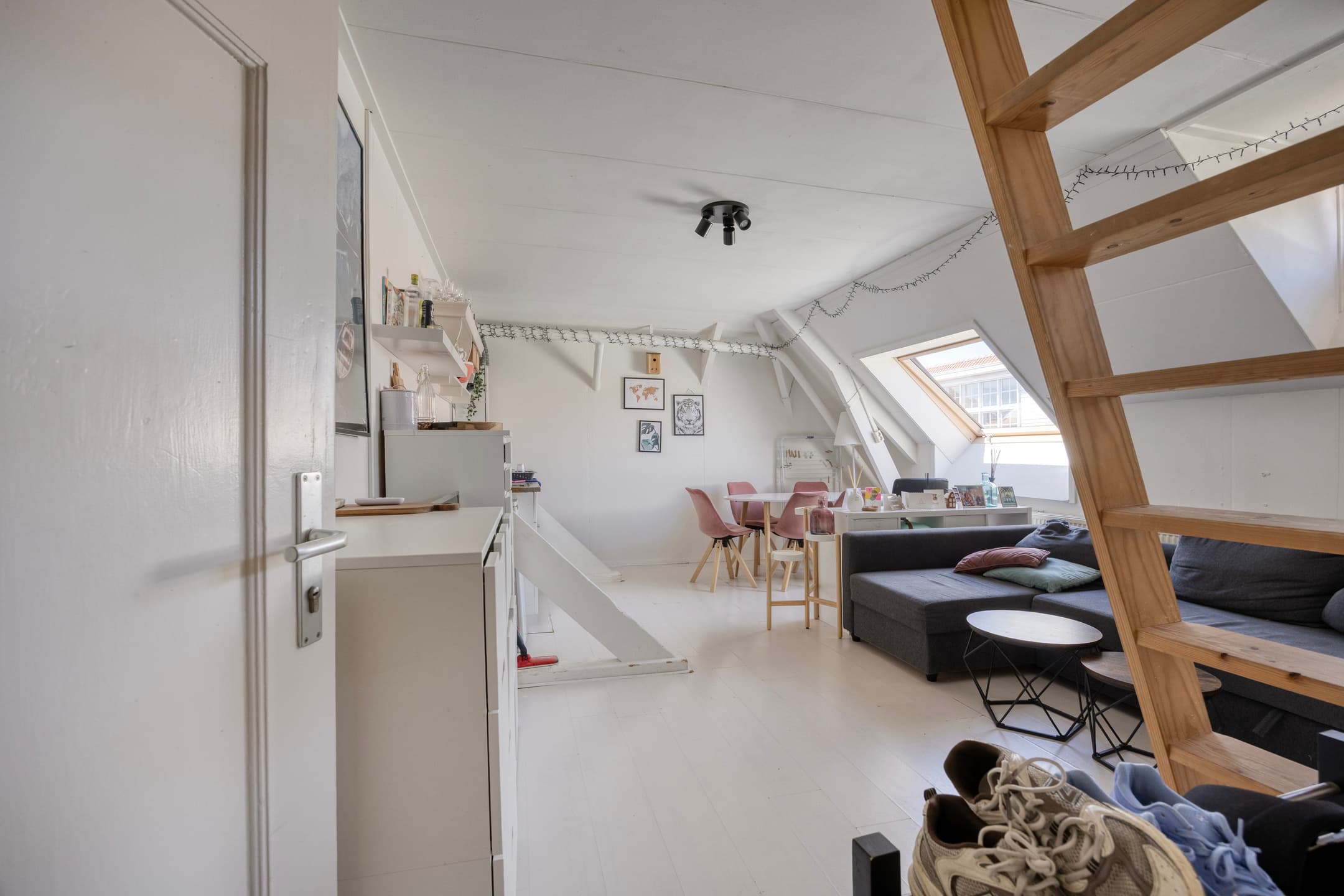 Image accompanying room listing