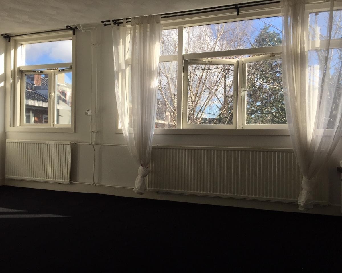 Image accompanying room listing