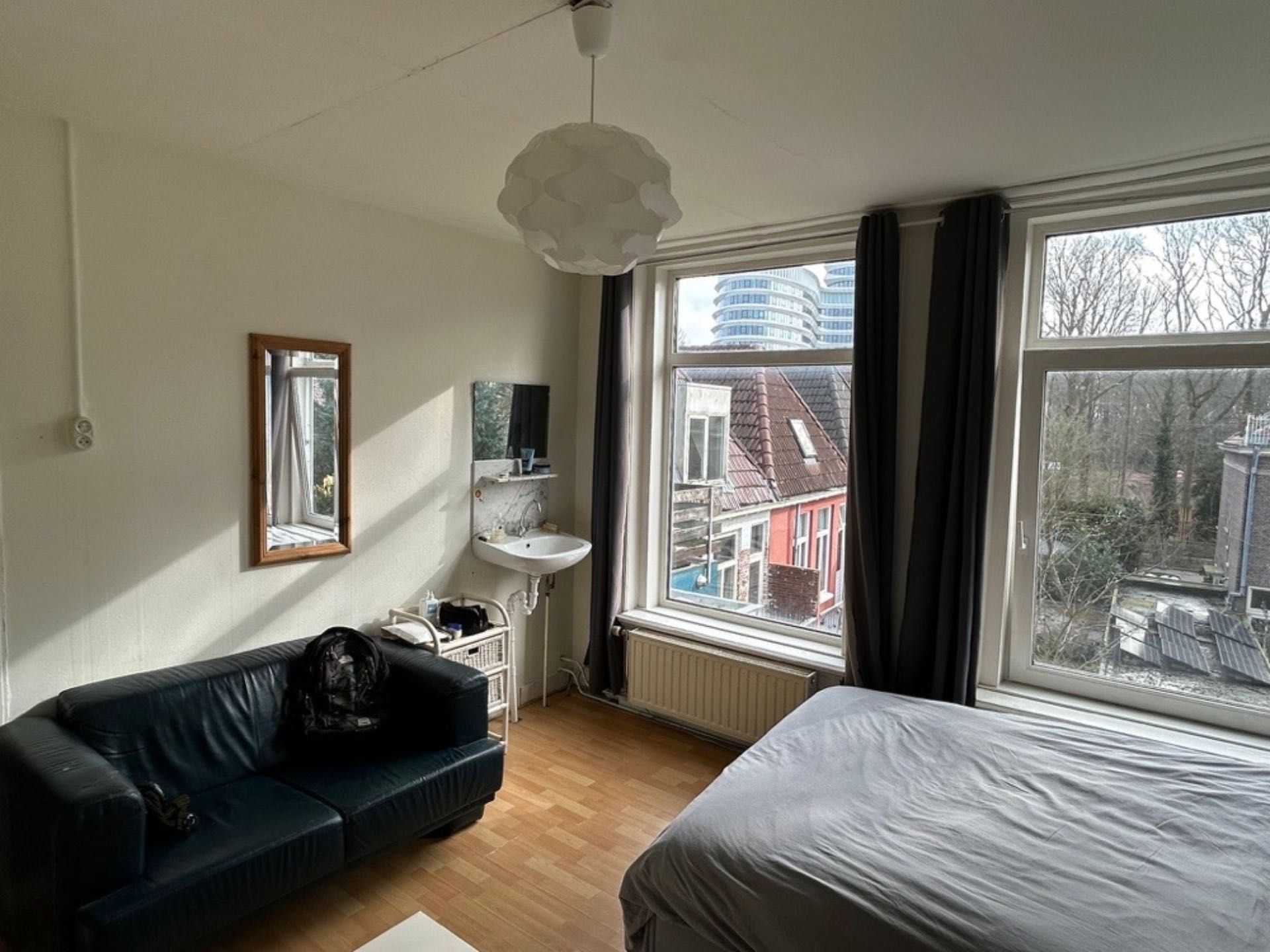 Image accompanying room listing