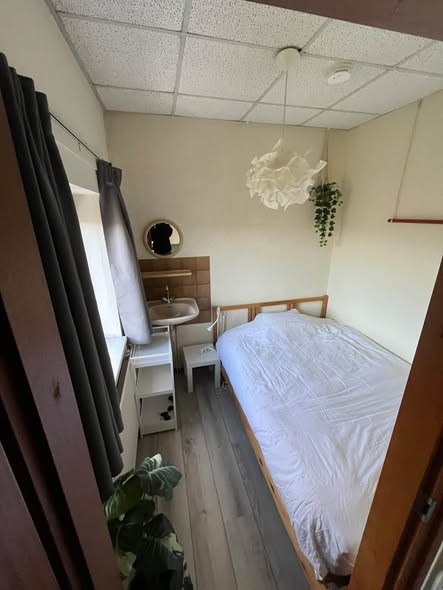 Image accompanying room listing