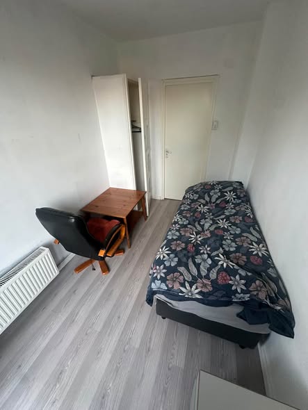 Image accompanying room listing