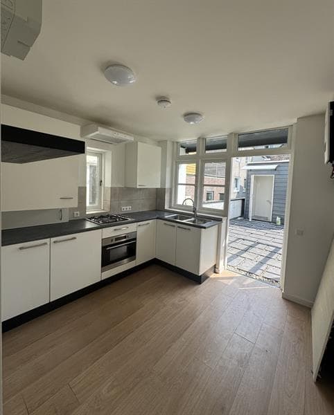 Image accompanying room listing