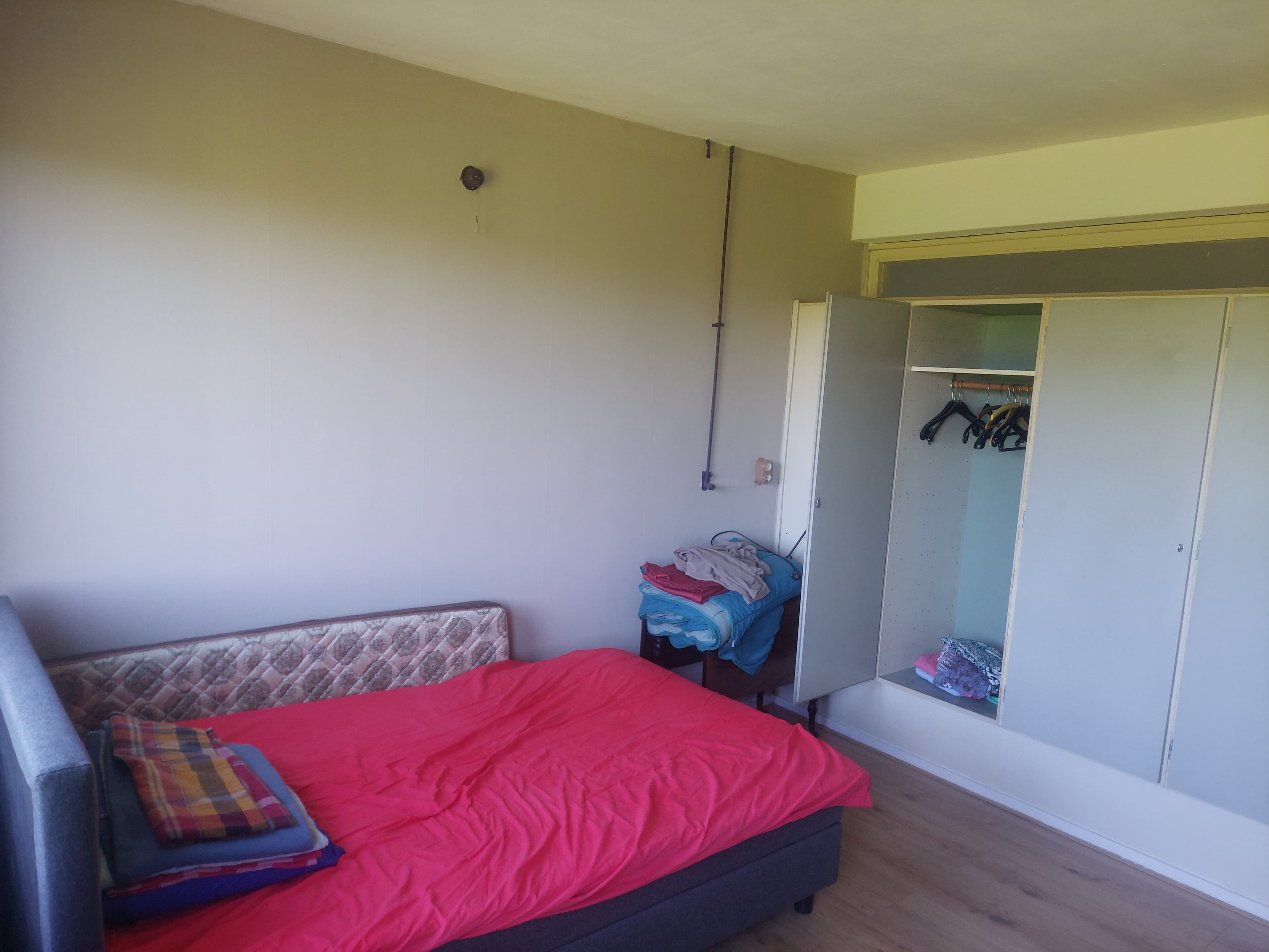 Image accompanying room listing