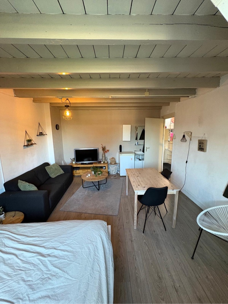 Image accompanying room listing