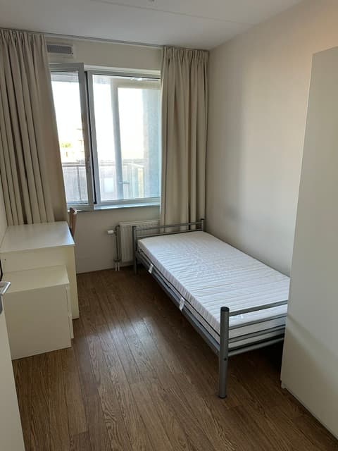 Image accompanying room listing