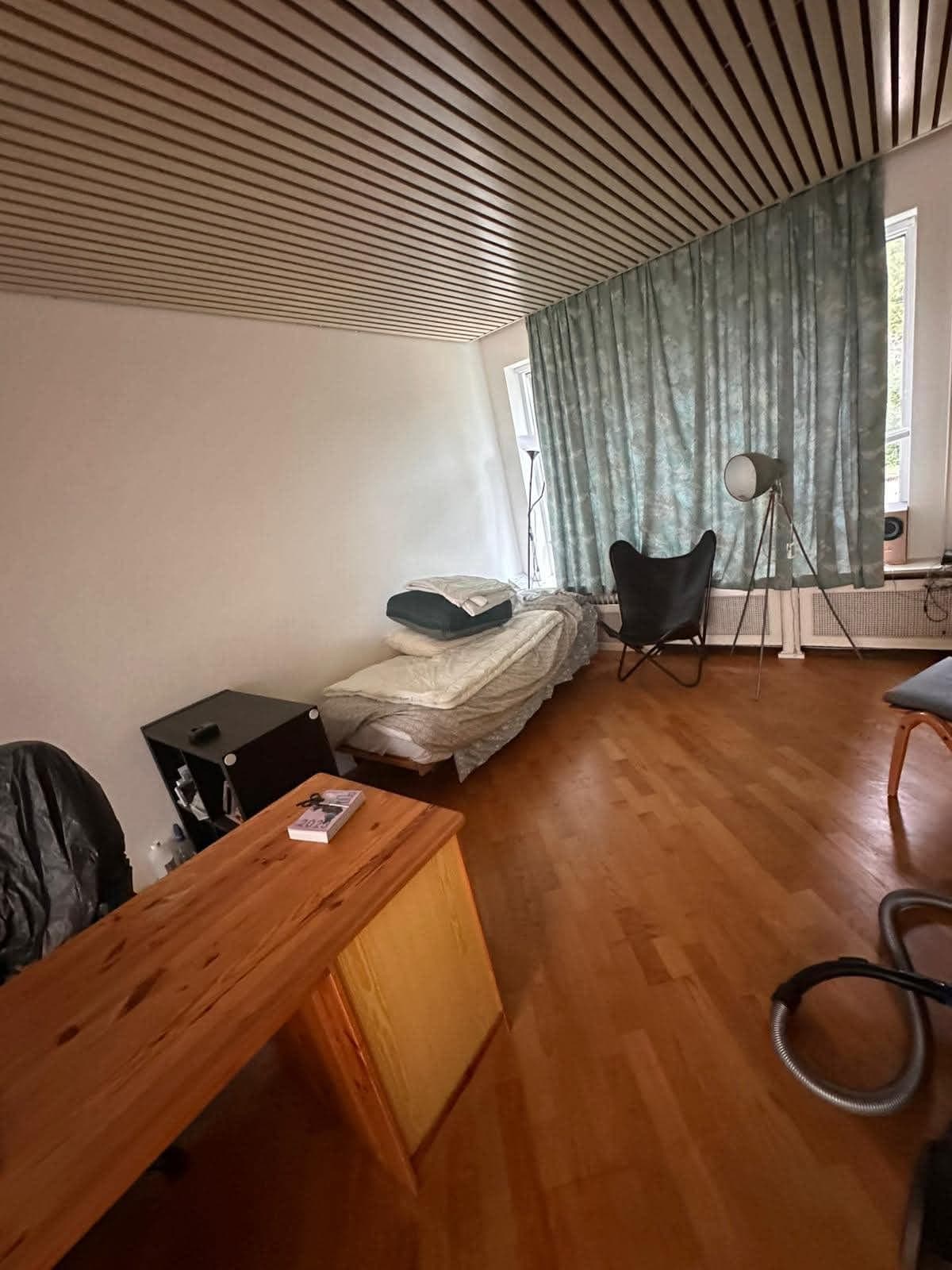 Image accompanying room listing