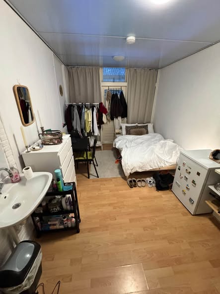 Image accompanying room listing