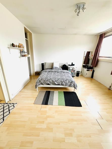 Image accompanying room listing