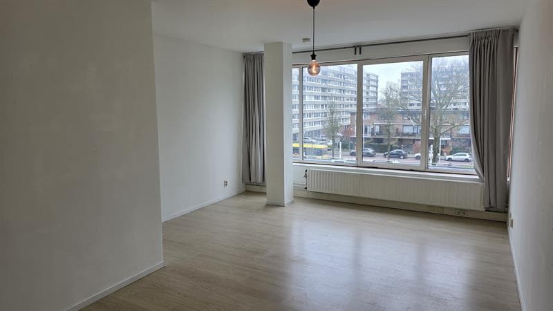 Image accompanying room listing