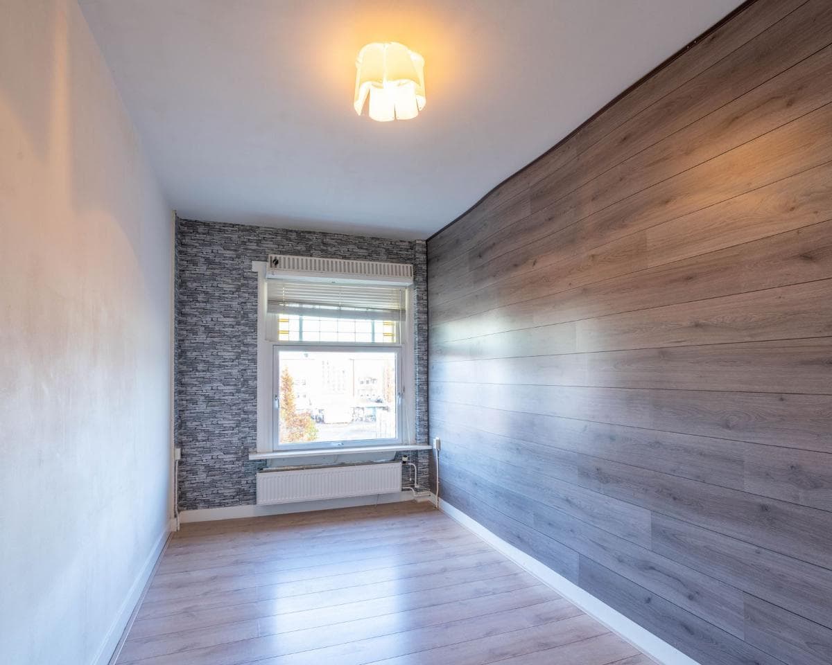 Image accompanying room listing
