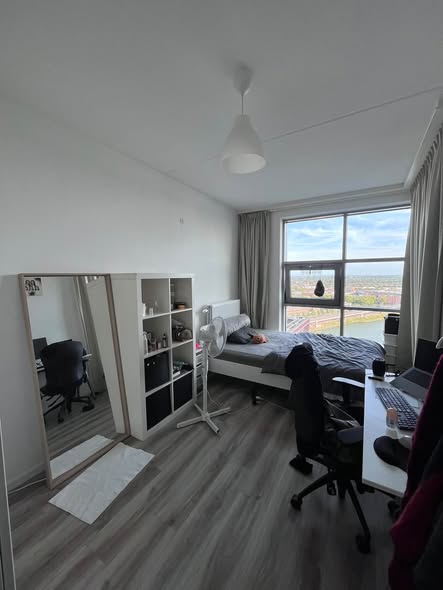 Image accompanying room listing