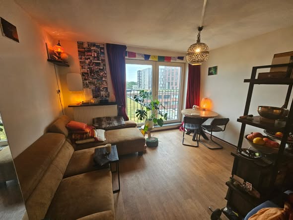 Image accompanying room listing