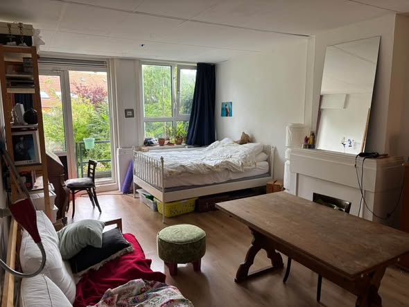 Image accompanying room listing