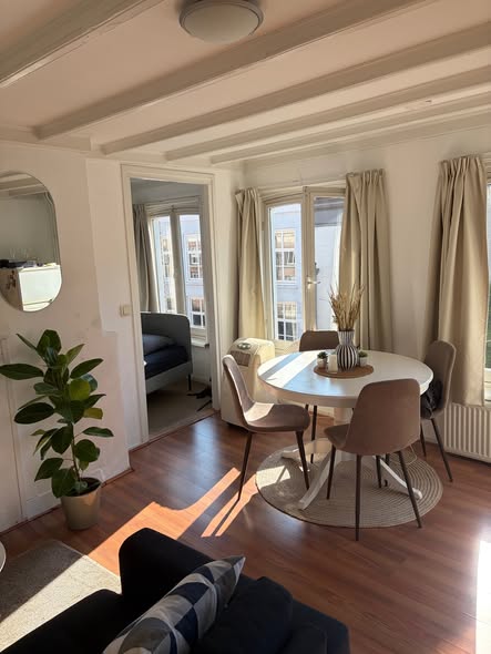 Image accompanying room listing