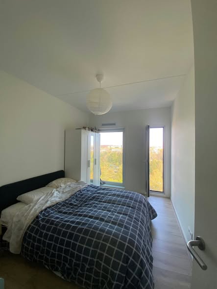 Image accompanying room listing