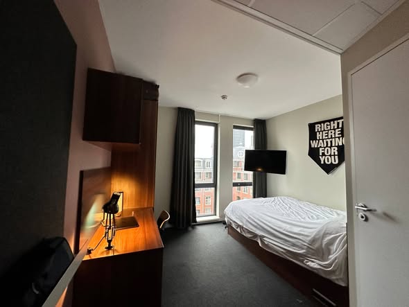 Image accompanying room listing