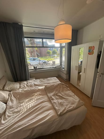 Image accompanying room listing