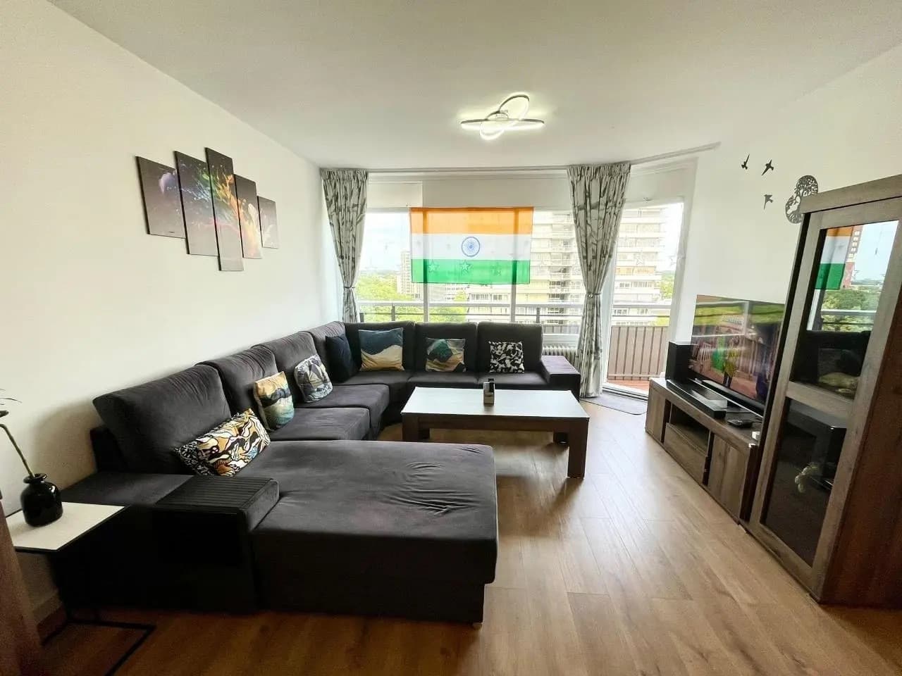 Image accompanying room listing