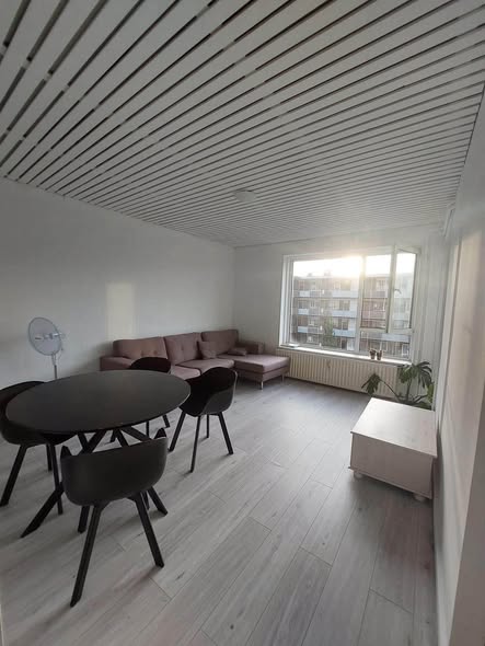 Image accompanying room listing