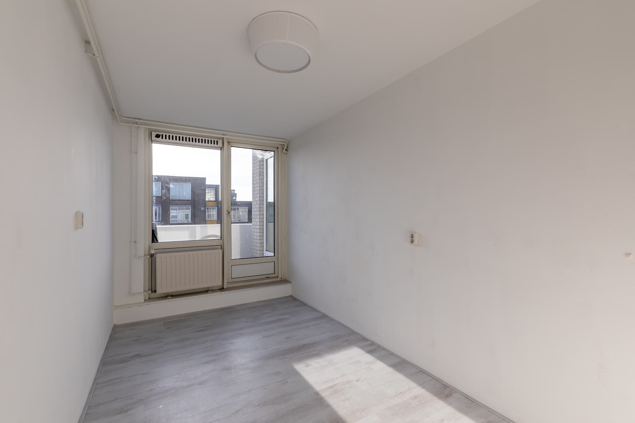 Image accompanying room listing