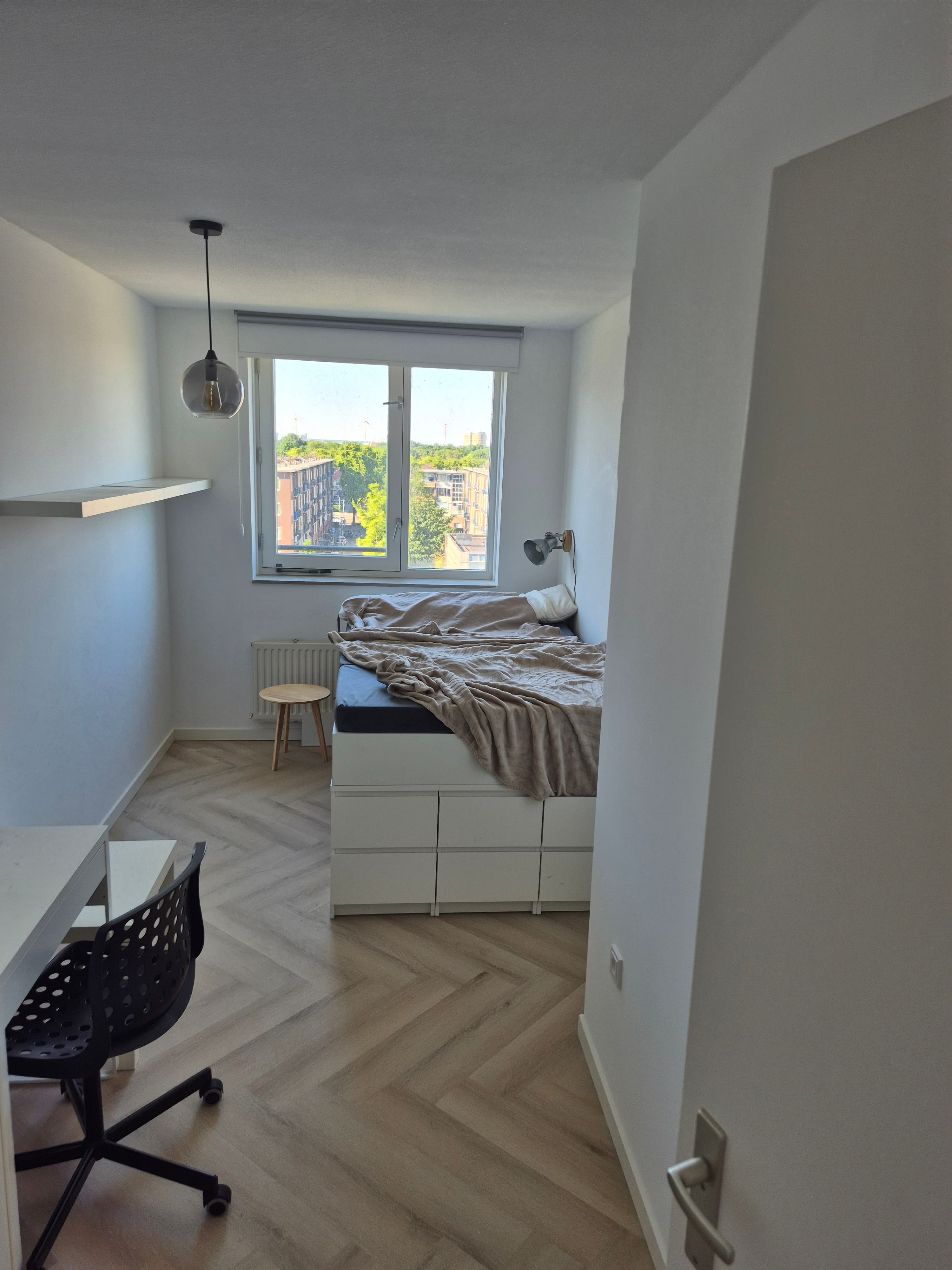 Image accompanying room listing
