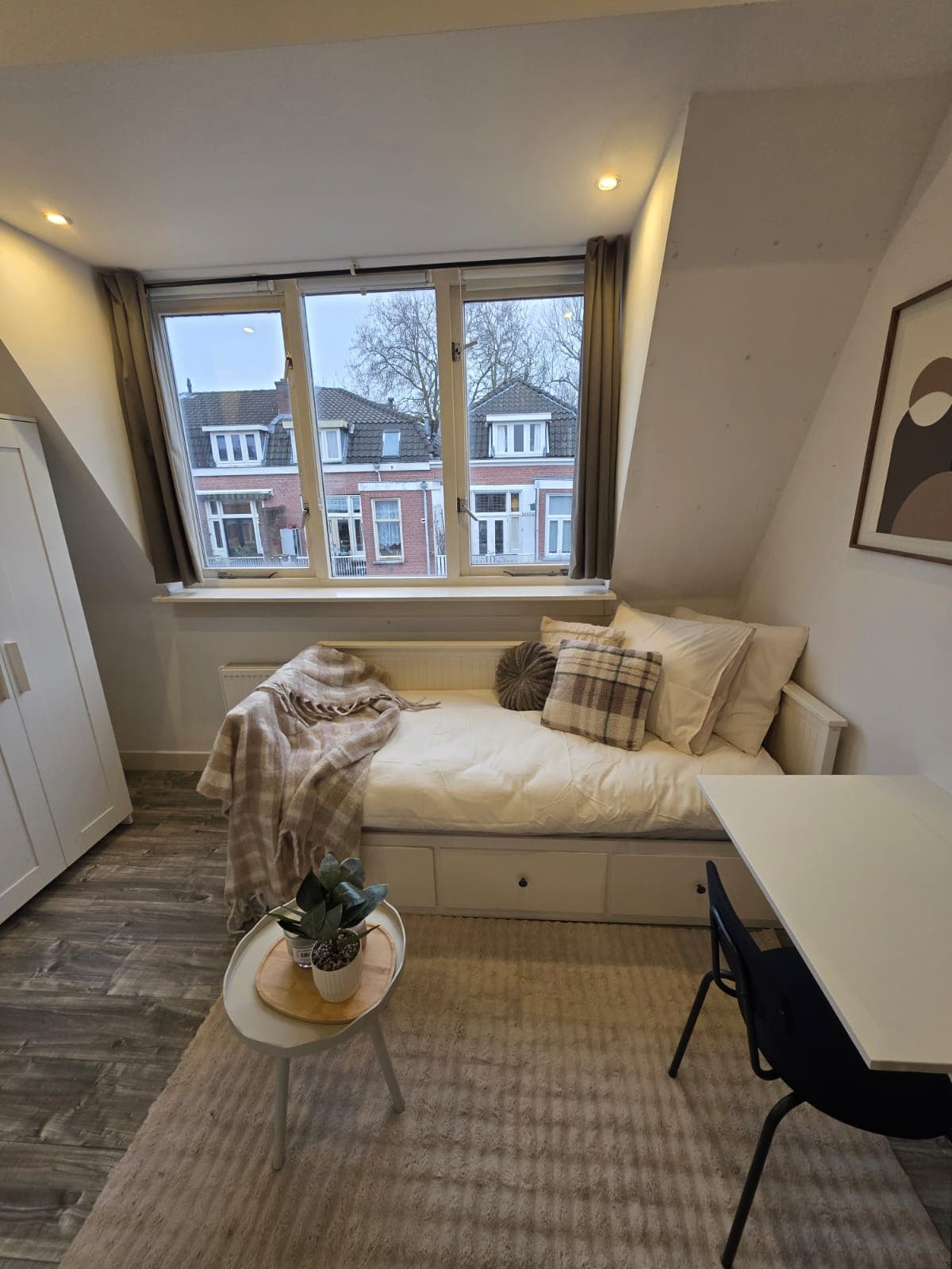 Image accompanying room listing