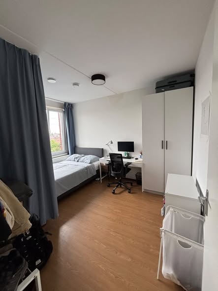 Image accompanying room listing