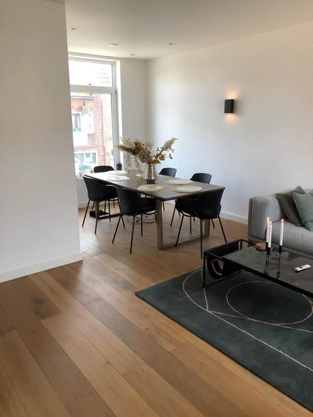 Image accompanying room listing
