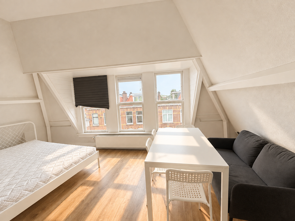 Image accompanying room listing