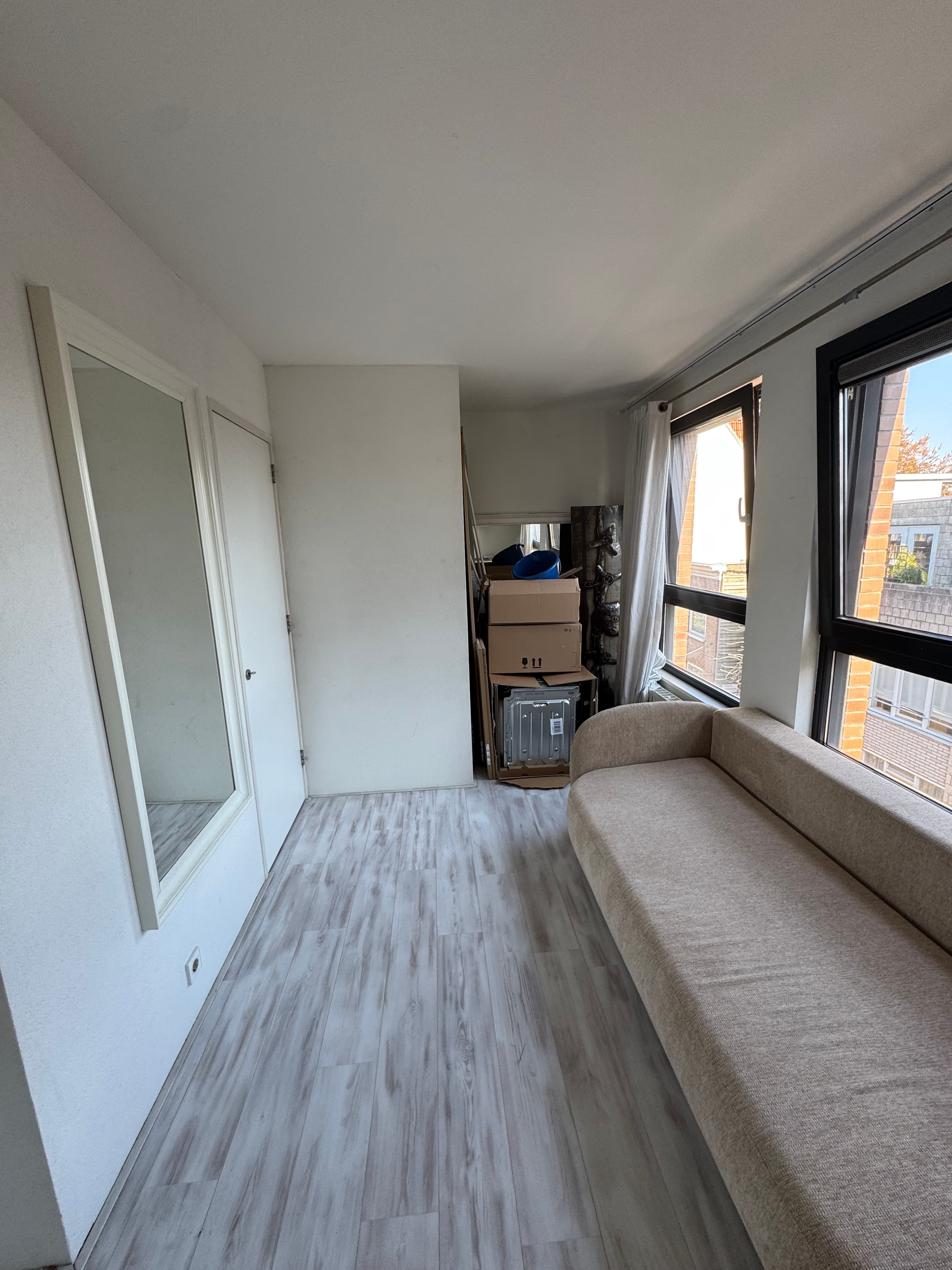 Image accompanying room listing