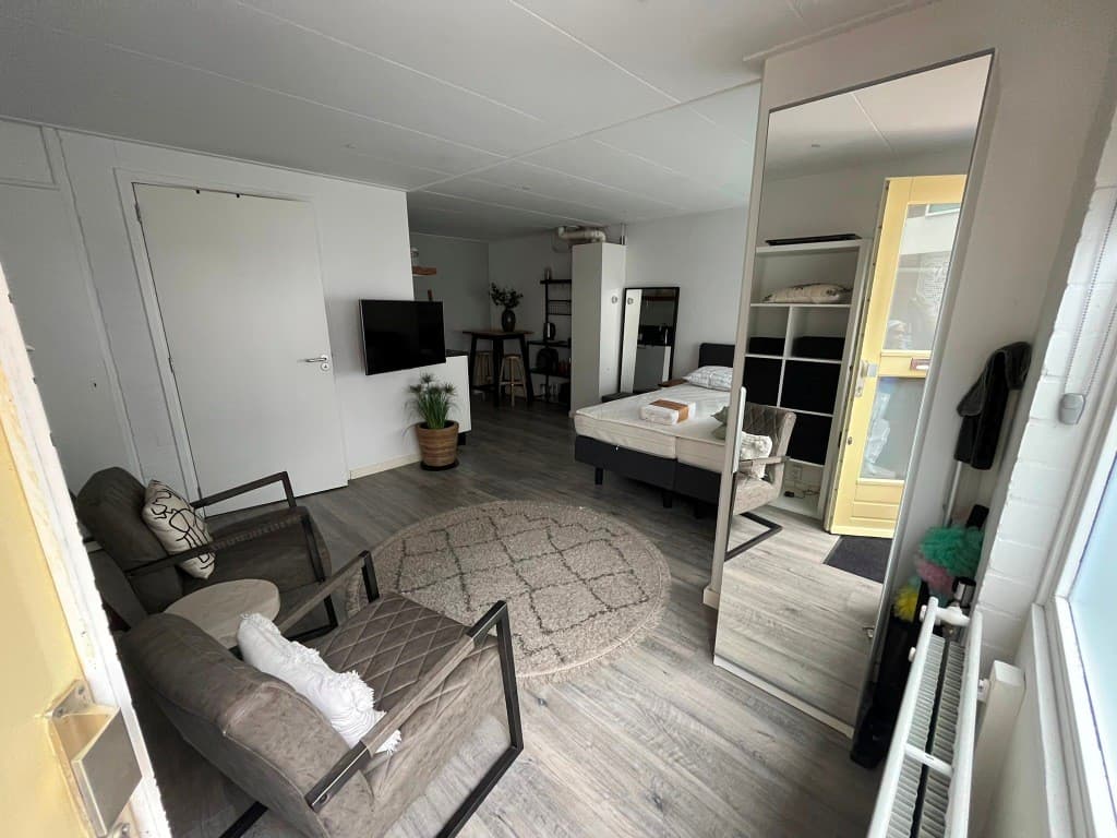 Image accompanying room listing