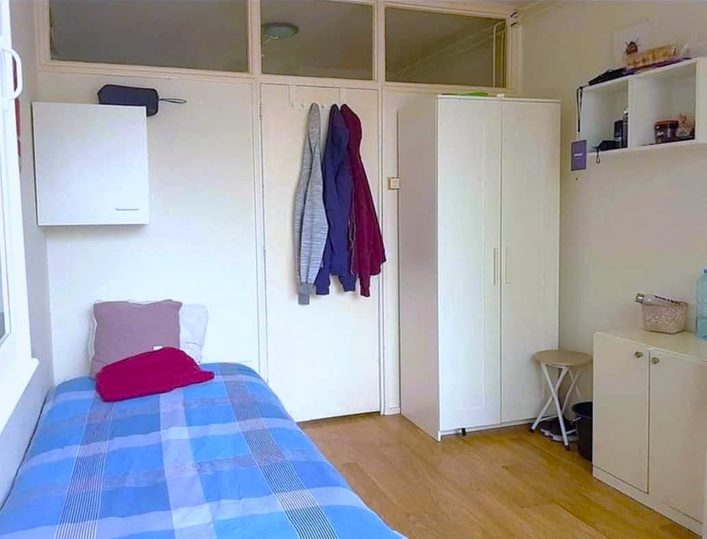 Image accompanying room listing