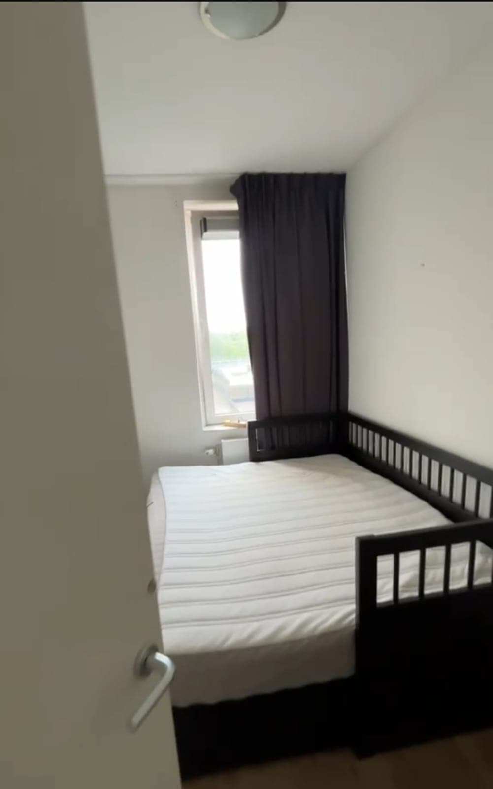 Image accompanying room listing