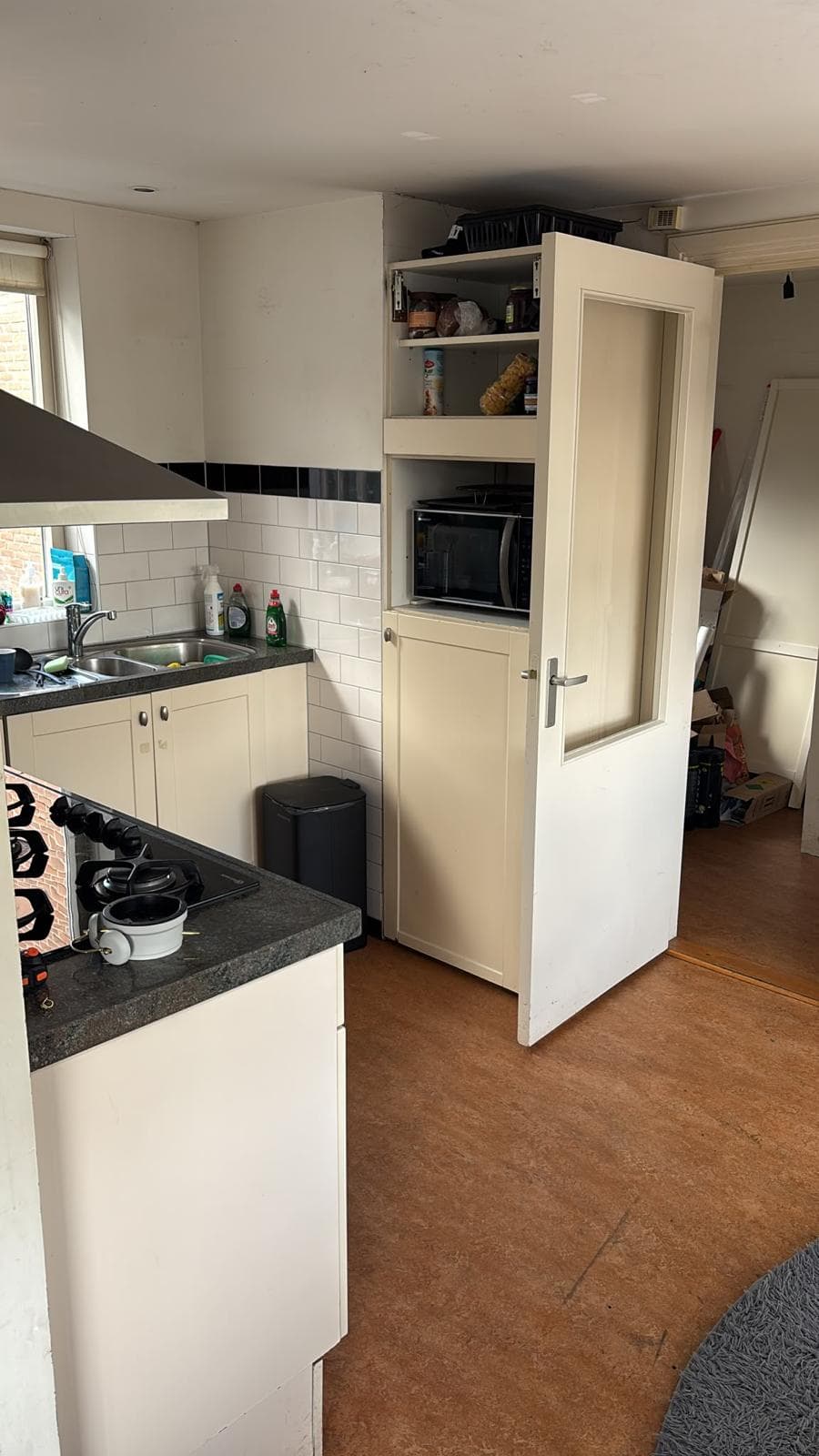 Image accompanying room listing
