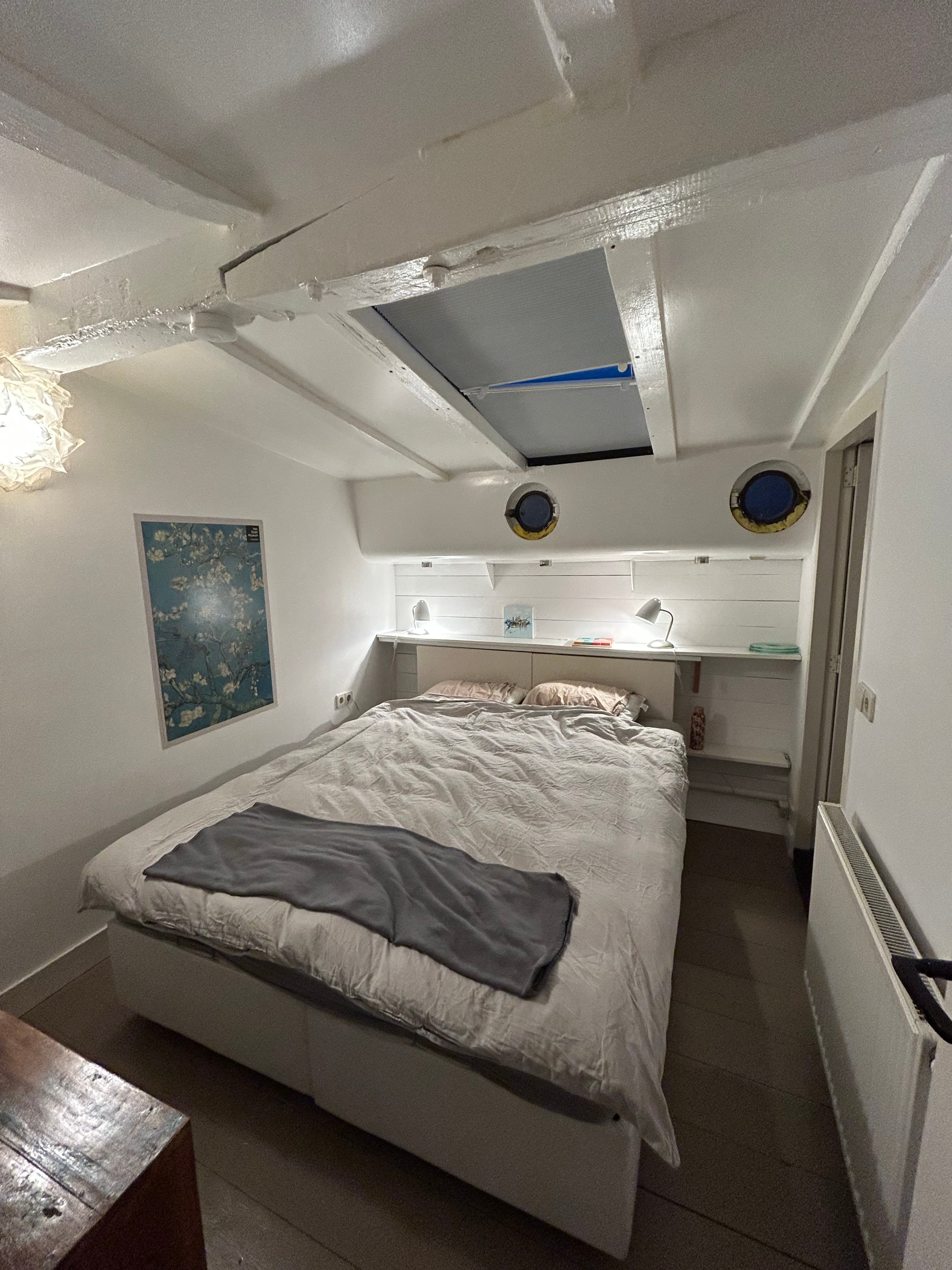 Image accompanying room listing
