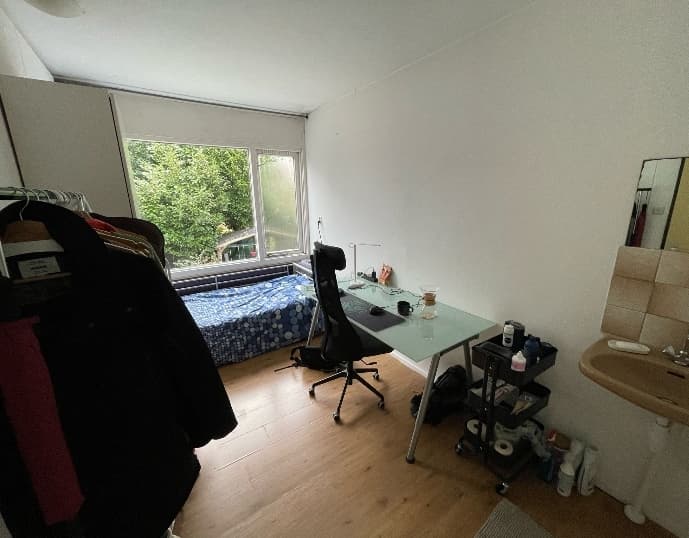 Image accompanying room listing
