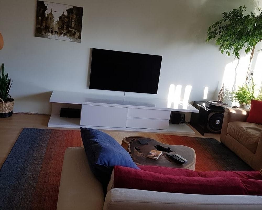 Image accompanying room listing