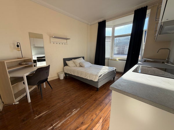 Image accompanying room listing