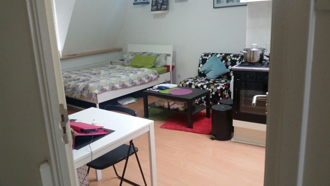 Image accompanying room listing