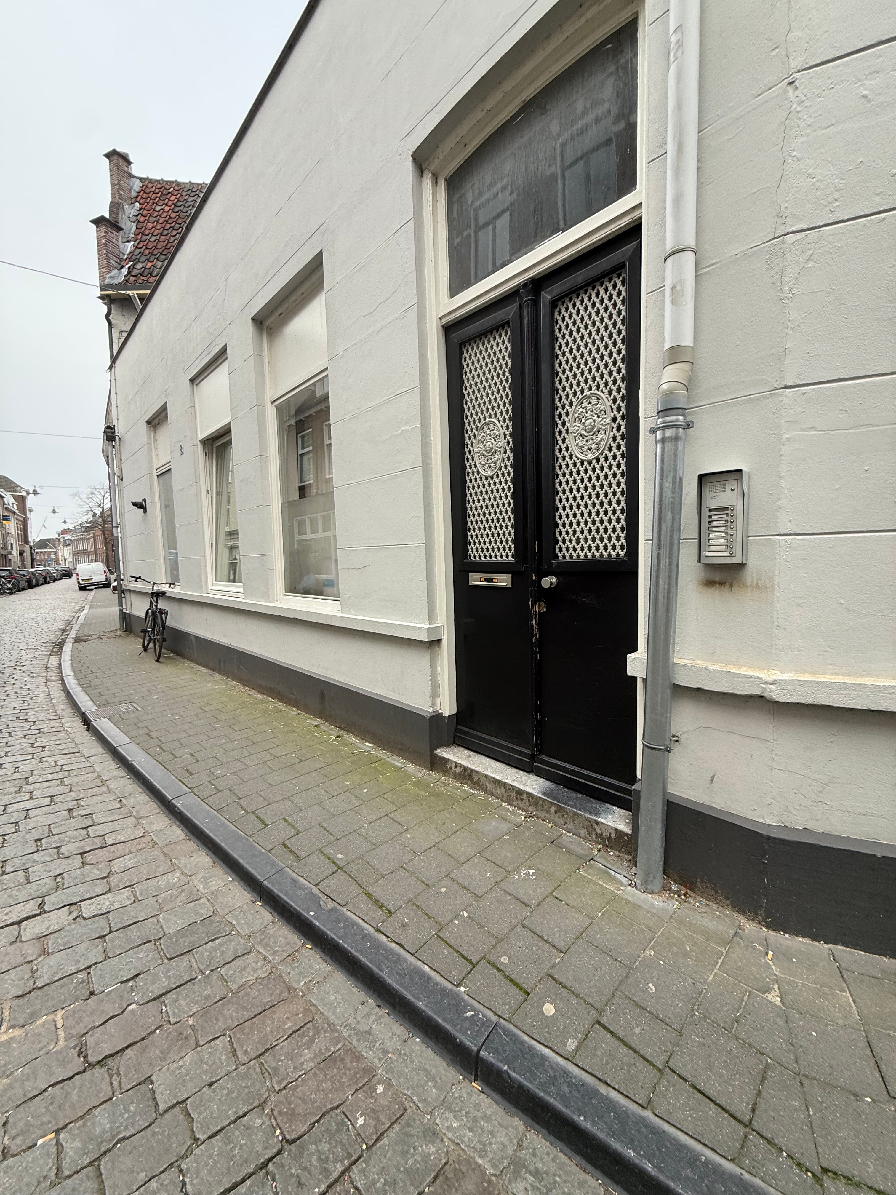 Image accompanying room listing