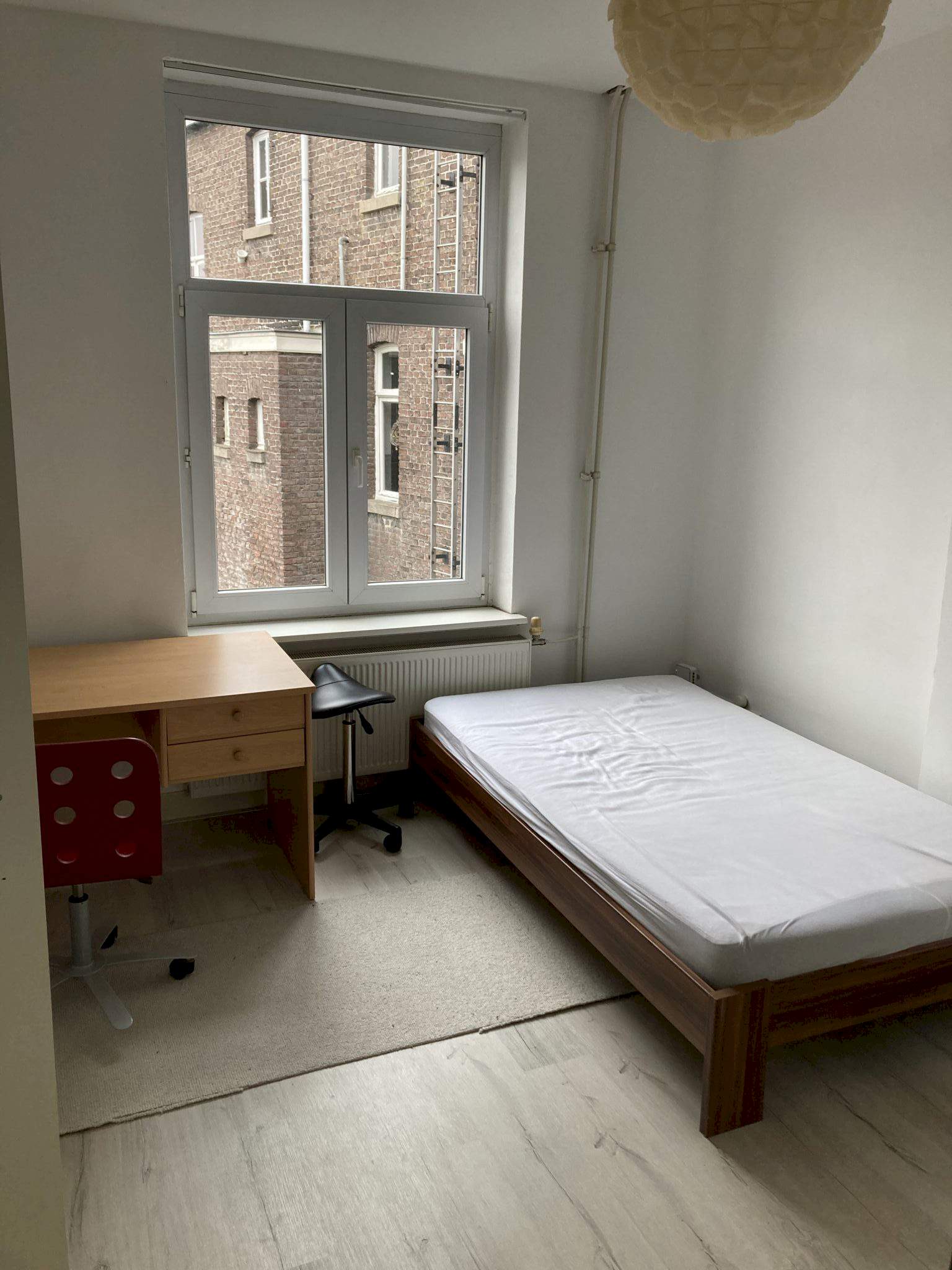 Image accompanying room listing