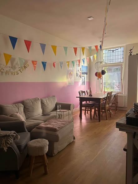 Image accompanying room listing