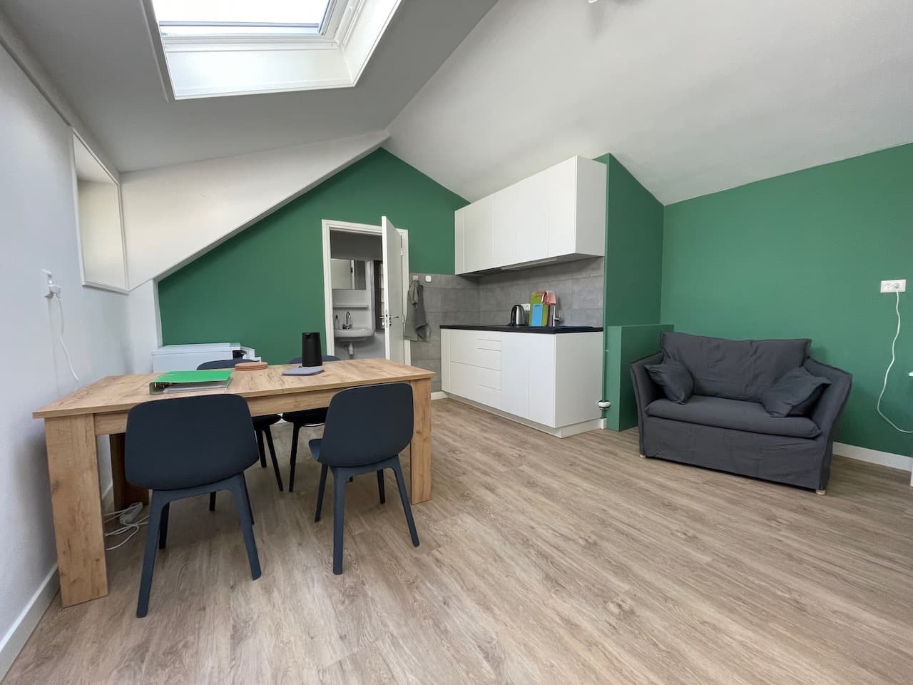 Image accompanying room listing