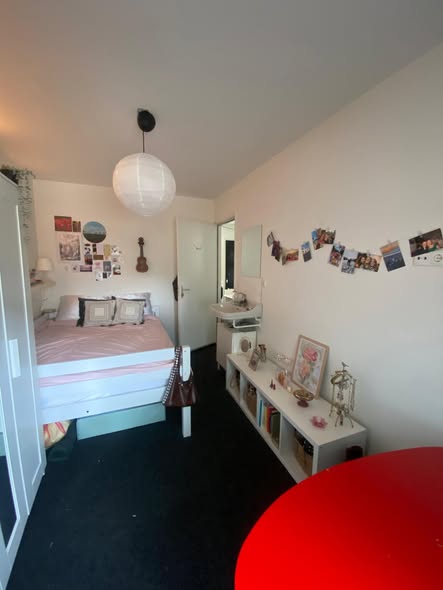 Image accompanying room listing