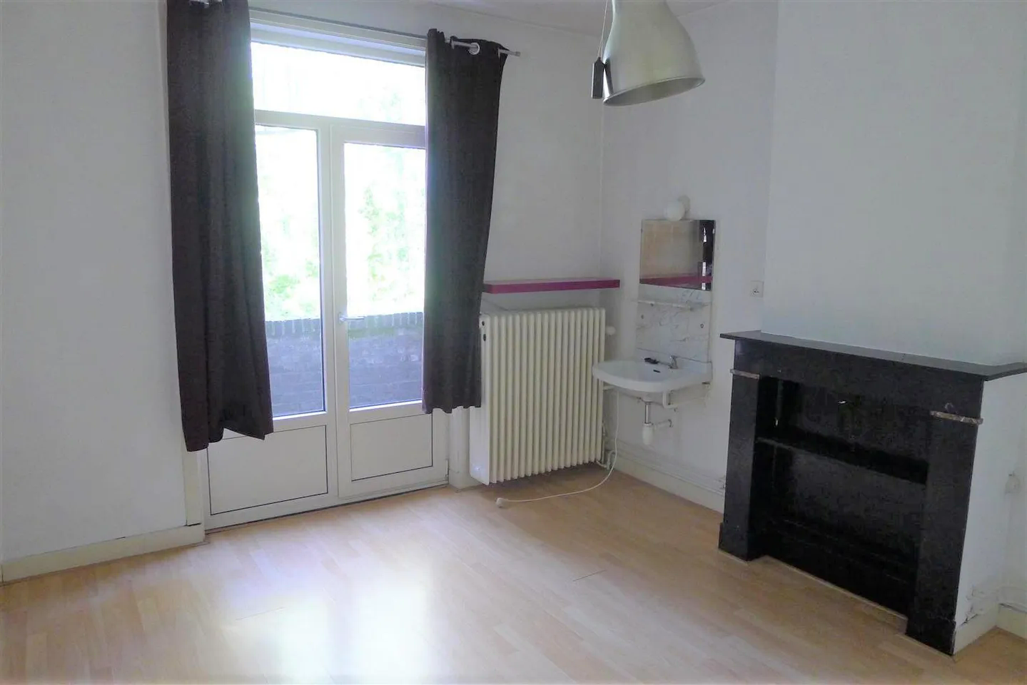 Image accompanying room listing
